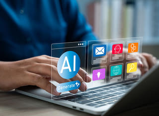 Persona que se inicia en las criptomonedas estudiando las bases de la negociación automática con inteligencia artificial