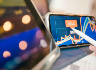 Analista de varios mercados evaluando alternativas de Ethereum, Bitcoin y forex